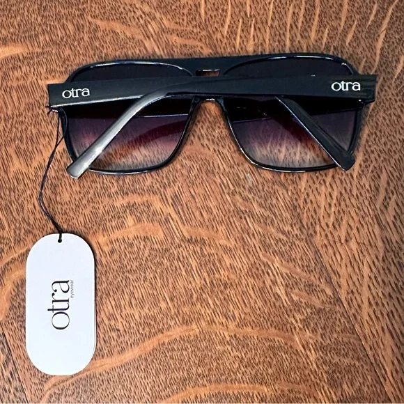 NWT Otra Alix Aviator Sunglasses in Black OS - Picture 3 of 5